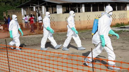 Les secours pr&eacute;parent l'enterrement d'une victime du virus Ebola, le 27 juillet 2014, au Liberia.&nbsp; (  MAXPPP)