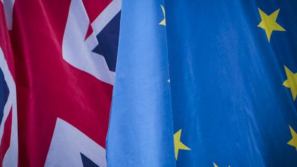 Un drapeau britannique et un drapeau européen à Manchester en janvier 2018
 (Benjamin Furst / Hans Lucas / AFP)