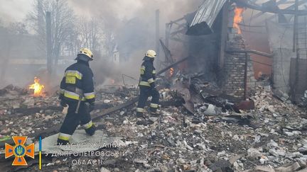 Des pompiers ukrainiens&nbsp;interviennent sur un bâtiment touché par une frappe russe, le 11 mars 2022, à&nbsp;Novokodatsky, en Ukraine. (EYEPRESS NEWS)