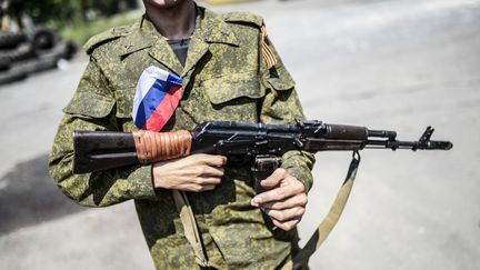 Un s&eacute;paratiste prorusse pr&egrave;s de la ville de Donetsk, dans l'est de l'Ukraine, le 22 juillet 2014. (BULENT KILIC / AFP)