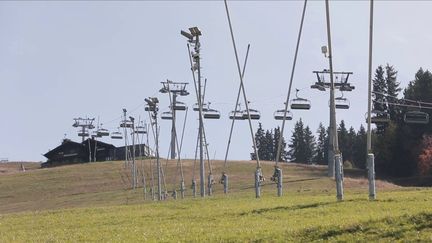 Pour que les pistes de la station de ski de La&nbsp;Clusaz&nbsp;soient enneigées, une retenue d'eau devrait être installée à la place d'un bois.&nbsp;Les écologistes dénoncent un projet aberrant. (FRANCE 3)