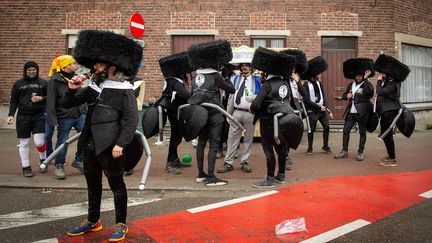 Carnaval d'Alost, 23 février 2020. Voici l'objet de la polémique : des&nbsp;caricatures de juifs orthodoxes (habits noirs, toque en fourrure) au corps de fourmi. (JAMES ARTHUR GEKIERE / AFP)