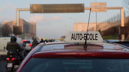 Le véhicule d'une auto-école lors d'une manifestation à Paris, le 6 février 2015. (JEAN PIERRE NGUYEN V / CROWDSPARK / AFP)