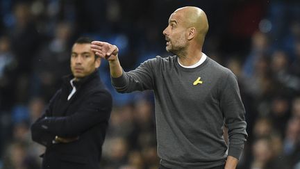 Portant un ruban jaune, Pep Guardiola donne ses consignes lors du match de Ligue des champions Manchester City-Feyenoord, à Manchester (Royaume-Uni), le 21 novembre 2017. (OLI SCARFF / AFP)