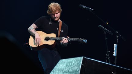 Le chanteur Ed Sheeran, lors d'un concert au Barclays Center à Brooklyn (Etats-Unis), le 30 septembre 2017. (ILYA S. SAVENOK / GETTY IMAGES NORTH AMERICA / AFP)