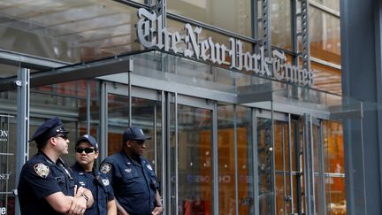 Des policiers gardent les bâtiments du New York Times à New York, le 28 juin 2018. (BRENDAN MCDERMID / REUTERS)