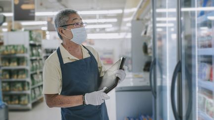 Depuis le 1er septembre 2023, il est permis de cumuler un emploi avec sa retraite, tout en améliorant, à terme, le montant de sa pension. (Illustration) (EDWIN TAN / E+ / GETTY IMAGES)