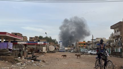 Les combats se poursuivent à Khartoum, la capitale du Soudan, en dépit de la trêve, dimanche 30 avril 2023. (OMER ERDEM / ANADOLU AGENCY / AFP)