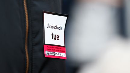 Un autocollant "L'homophobie tue" sur un blouson appartenant à un manifestant lors d'un rassemblement contre l'homophobie à Rouen (Seine-Maritime), le 3 novembre 2018. (CHARLY TRIBALLEAU / AFP)