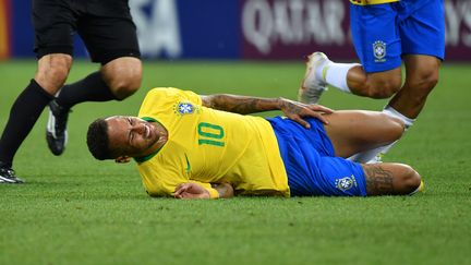 Le joueur brésilien Neymar est au sol, lors du match Brésil-Belgique, en quart de finale de la Coupe du monde, à&nbsp;Kazan (Russie), le 6 juillet 2018.&nbsp; (FRANK HOERMANN/SVEN SIMON / SVEN SIMON)