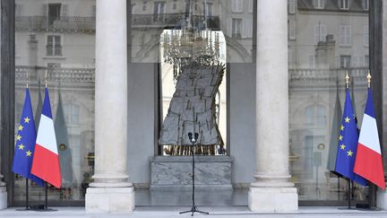 Le perron de l'Elysée avant la nomination du Premier ministre, le 15 mai 2017. (STEPHANE DE SAKUTIN / AFP)