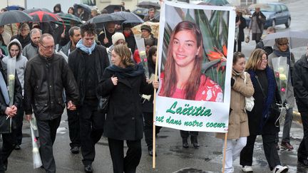 En janvier 2012, des proches rendent hommage à Laëticia : c'est le meurtre de la jeune fille et ce qu'il revèle sur la société que raconte "Laëticia ou la fin des hommes", livre enquête d'Ivan Jablonka
 (Frank Perry / AFP)