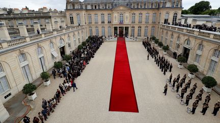 Le traditionnel tapis rouge a été installé dans la cour de l'Elysée pour la passation de pouvoir entre François Hollande et Emmanuel Macron, dimanche 14 mai 2017. (REUTERS)