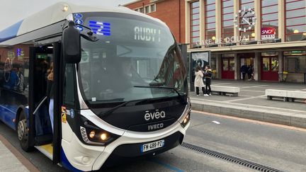 La fondation Apprentis d'Auteuil organise des ateliers, à Douai, pour aider les jeunes à se sentir à l'aise dans les transports en commun. (NOEMIE BONNIN / FRANCEINFO / RADIO FRANCE)