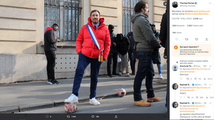 Un tweet du député La France insoumise le montrant en train de fouler du pied un ballon portant l'image du ministre du Travail Olivier Dussopt, accompagné d'un message l'appelant à retirer le projet de réforme des retraites, publié le 9 février 2023. (PORTES_THOMAS / TWITTER)