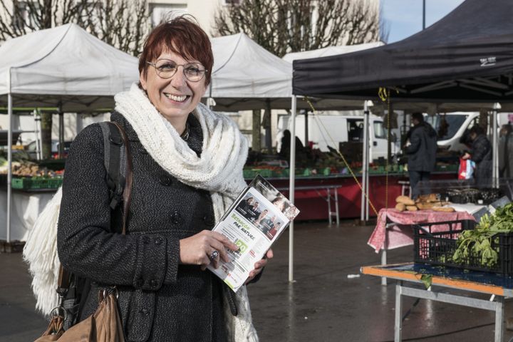 La candidate écologiste Anne Vignot, le 19 février 2020, lors de la campagne pour le premier tour des élections municipales, sur un marché de Besançon (Doubs). (SEBASTIEN BOZON / AFP)