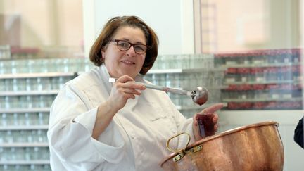 La pâtissière Christine Ferber remplit elle-même chacun de ses pots de confiture artisanalement dans son atelier de&nbsp;Niedermorschwihr. (VANESSA MEYER / MAXPPP)