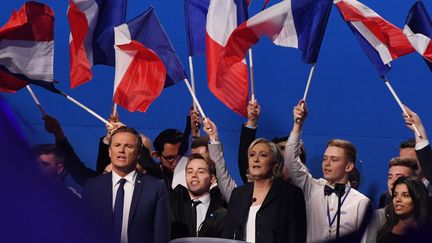 Marine Le Pen et Nicolas Dupont-Aignan le 1er mai 2017 lors d'un meeting à Villepinte. (ALAIN JOCARD / AFP)