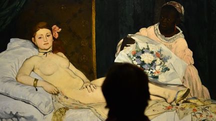 Un visiteur regarde L'Olympia de Manet, prêtée par le Musée d'Orsay, au Palais des Doges de Venise, avril 2013.
 (Giuseppe Cacace / AFP)