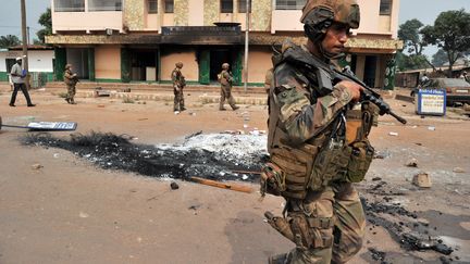 Des soldats fran&ccedil;ais de la force Sangaris patrouillent dans le 5e arrondissement de Bangui, la capitale de Centrafrique, le 9 f&eacute;vrier 2014. (ISSOUF SANOGO / AFP)