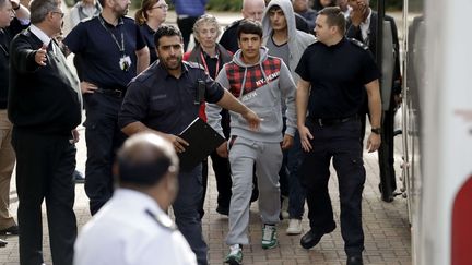 Deux jeunes migrants venus de Calais arrivent au centre d'accueil de Croydon, au sud de Londres, le 17 octobre. (MATT DUNHAM/AP/SIPA / AP)