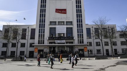 Danse devant le TNP (Théâtre national populaire) de Villeurbanne (Rhône), le 9 avril 2021 (PHILIPPE DESMAZES / AFP)