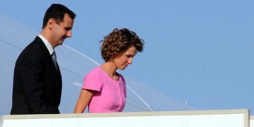 Le président syrien, Bachar El Assad, et son épouse Asma arrivant à Tunis le 12 juillet 2010. (AFP - STR)