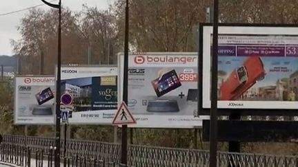 Les panneaux publicitaires vont-ils faire leur retour dans certaines communes ?