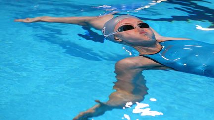 La nageuse kazakhe&nbsp;Yekaterina Rudenko lors des s&eacute;ries du 50 m dos lors des Mondiaux de Barcelone, le 31 juillet 2013.&nbsp; (QUINN ROONEY / GETTY IMAGES)