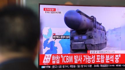 Ces quatre nouveaux missiles ont parcouru 1 000 km, traversant tout le territoire nord-coréen avant de s’abimer à 300 km seulement des côtes japonaises (STR / YONHAP)