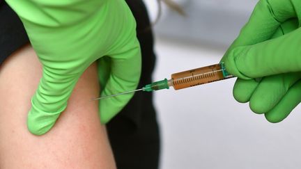 Après de premiers résultats encourageants, le projet de vaccin de l'alliance germano-américaine Biontech/Pfizer entre dans une phase décisive d'essais cliniques à grande échelle. (FRANKHOERMANN / SVEN SIMON / AFP)