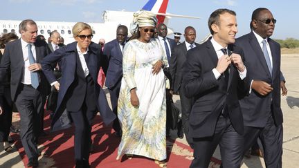 Emmanuel Macron et le président sénégalais Macky Sall, à leur arrivée à Saint-Louis (Sénégal), le 3 février 2018. (LUDOVIC MARIN / AFP)