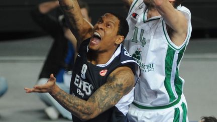 Lawrence Roberts en 2011, sous le maillot de l'Efes Pilsen (SPFC / SESKIMPHOTO / MAXPPP TEAMSHOOT)