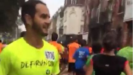 L'ancien athl&egrave;te Mehdi Baala participe aux 10 km de Lille en courant &agrave; reculons, le 6 septembre 2014, lors de la braderie de Lille (Nord). (VINE / FRANCETV INFO)