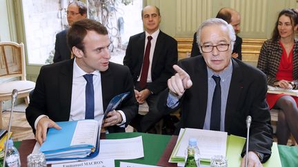 Le ministre de l'Economie, Emmanuel Macron (G), et le ministre du Travail, Fran&ccedil;ois Rebsamen, le 3 avril 2015, au minist&egrave;re du Travail, &agrave; Paris. (PATRICK KOVARIK / AFP)