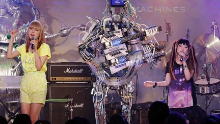 Mach, le guitariste des Z-Machines, un groupe de musique enti&egrave;rement compos&eacute; de robots, se produit avec le groupe de J-pop, Amoyamo &agrave; Tokyo (Japon), le 24 juin 2013. (TORU HANAI / REUTERS)