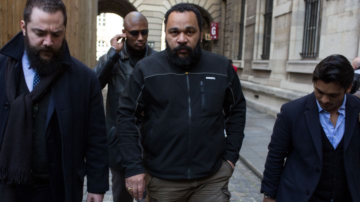 Dieudonn&eacute; arrive au tribunal en compagnie de ses avocats et de son garde du corps. (REVELLI-BEAUMONT/SIPA)