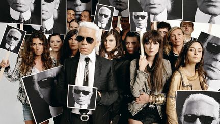 Exposition "In &amp; out of fashion" : Karl Lagerfeld et son équipe, Paris 2006 (Harper’s Bazaar)
 (William Klein)