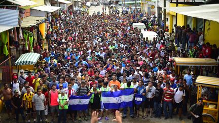 Une partie des membres de la "caravane" des réfugiés honduriens manifeste dans les rues de Ciudad Hidalgo (Mexique) le 20 octobre 2018, pour demander aux autorités de laisser d'autres migrants, bloqués au Guatemala, les rejoindre. (PEDRO PARDO / AFP)