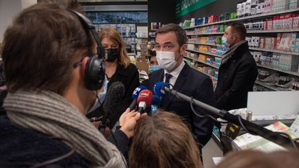 Olivier Véran, le 10 décembre 2021, dans une pharmacie, à Lille (Nord). (HELENE DECAESTECKER / HANS LUCAS / AFP)