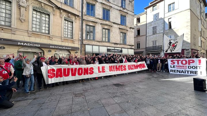 Des supporters du Nîmes olympique mobilisés devant la mairie pendant un conseil municipal, le 13 mai 2023. (MAXPPP)