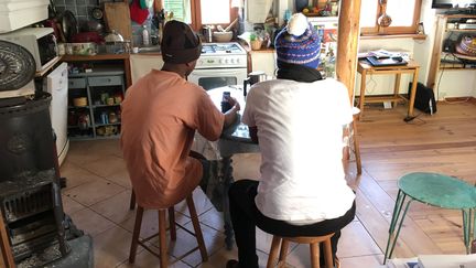 Deux jeunes Erythréens, le 4 janvier 2017, recueillis depuis quelques jours dans le village de Saorge (Alpes-Maritimes). (SIMON GOURMELLET / FRANCEINFO)