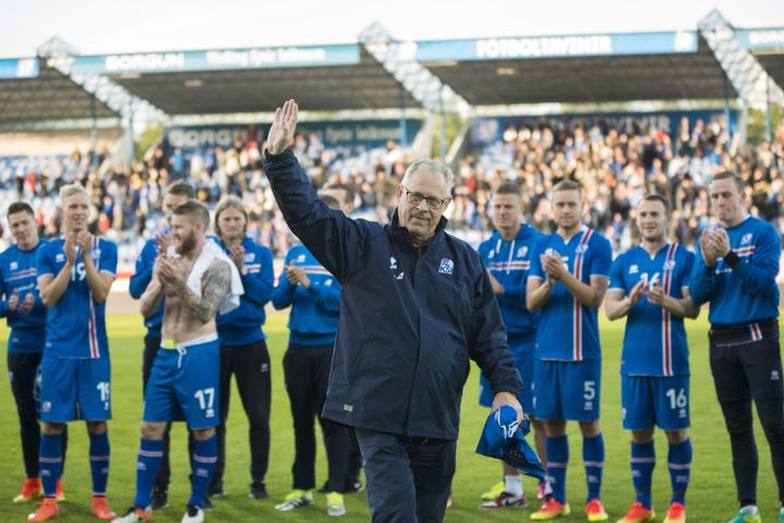 Le sélectionneur suédois de l'Islande, Lars Lagerbäck, applaudi par ses joueurs avant un match amical à Reykjavik, le 6 juin 2016. (HALLDOR KOLBEINS / AFP)