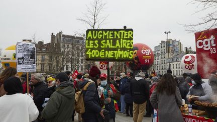 Manifestation place de la Bastille, à Paris, pour la défense des services publics, de l'éducation, des salaires et des retraites, le 27 janvier 2022. (ADNAN FARZAT / NURPHOTO / AFP)