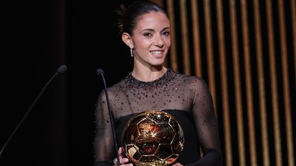 La footballeuse espagnole Aitana Bonmati lors de la cérémonie du Ballon d'or 2023, le 30 octobre 2023 à Paris. (FRANCK FIFE / AFP)