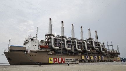 Une centrale électrique flottante à quai dans le port de Jakarta en Indonésie, le 8 décembre 2015. (JEFRI TARIGAN / ANADOLU AGENCY)