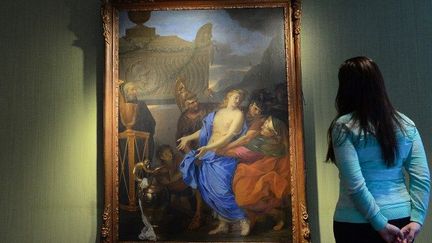 Une employée de la maison Christie's admire le tableau "Le sacrifice de Polyxène" de Charles Le Brun, en janvier 2013
 (Emmanuel Dunand/AFP)