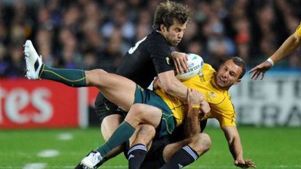 Le Néo-Zélandais Conrad Smith et l'Australien Quade Cooper au combat