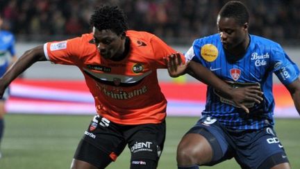 Lamine Gassama (Lorient) à la lutte avec Carlos Benschop (Brest)