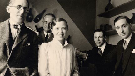 Le Corbusier, Charlotte Perriand, Djo-Bourgeois, Jean Fouquet et Percy Scholefield&nbsp;(en arrière-plan) dans l'atelier-appartement place Saint-Sulpice à Paris, 1928. (PIERRE JEANNERET/ACHP)